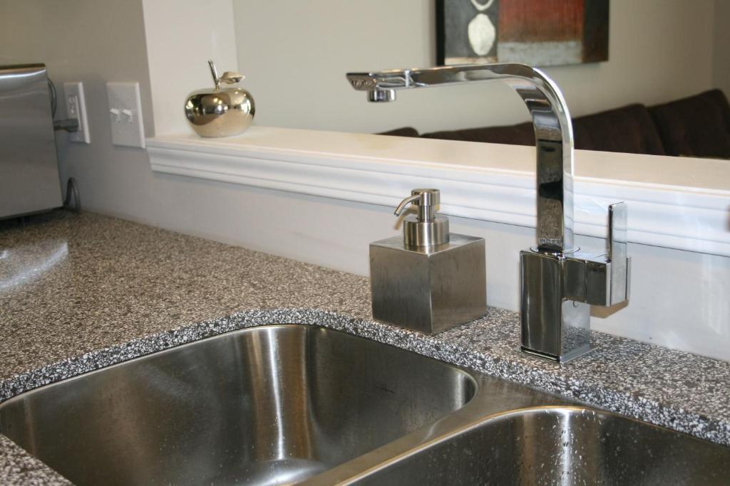 Boardwalk Homes - Executive Guest Rooms & Townhomes Kitchener Room photo
